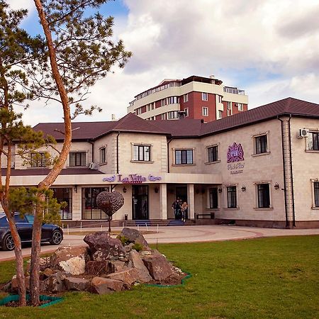 Park Hotel Karagandy Exteriör bild