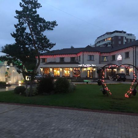 Park Hotel Karagandy Exteriör bild